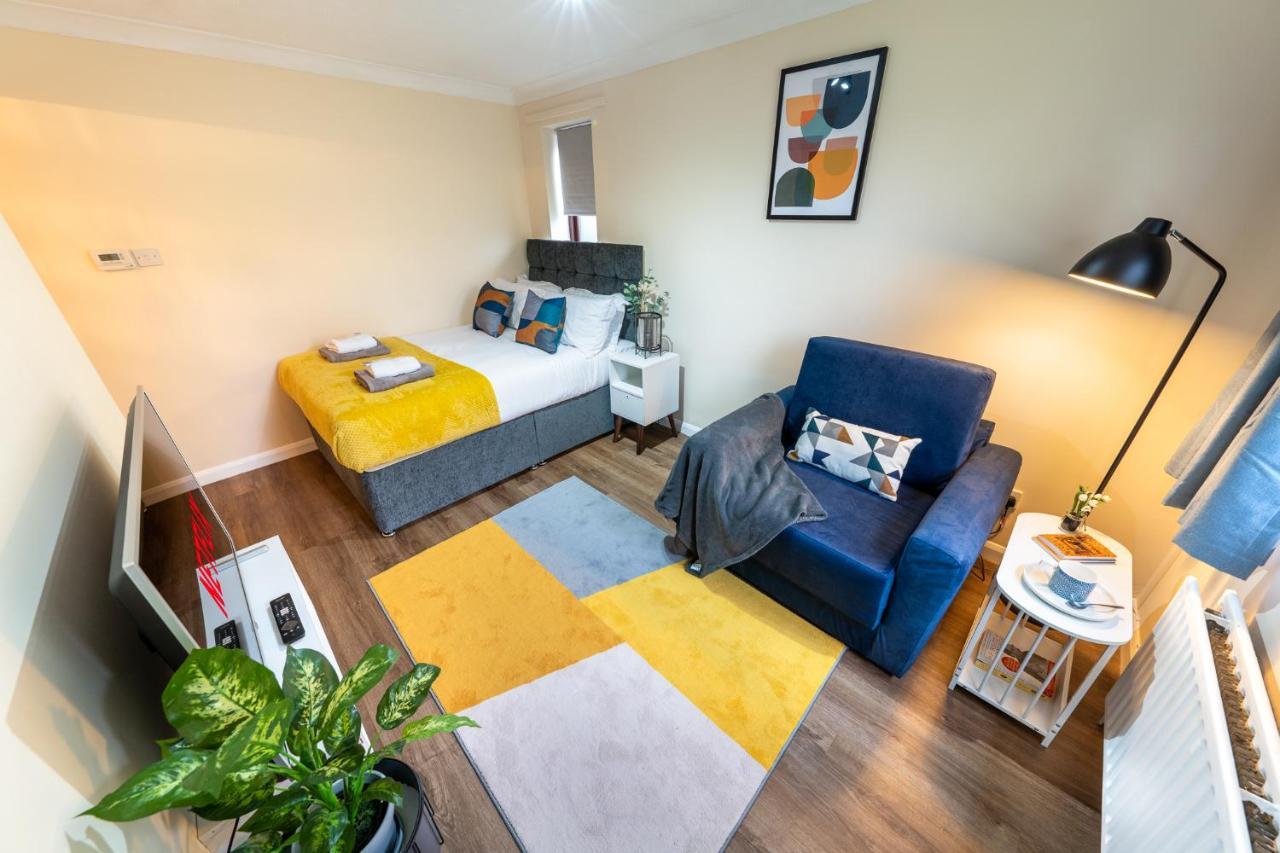 Grange Studio Apartment - Heathrow Staines-upon-Thames Eksteriør bilde