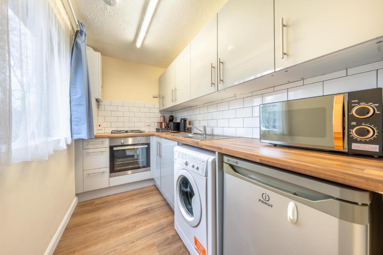 Grange Studio Apartment - Heathrow Staines-upon-Thames Eksteriør bilde