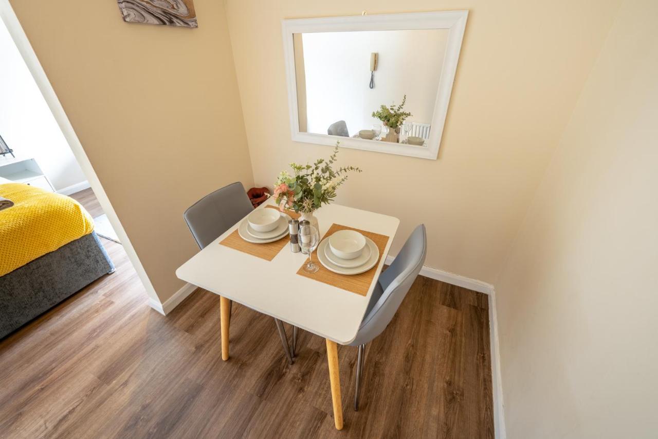 Grange Studio Apartment - Heathrow Staines-upon-Thames Eksteriør bilde
