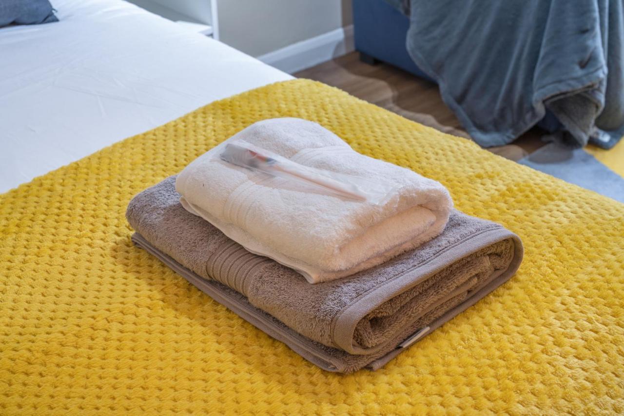 Grange Studio Apartment - Heathrow Staines-upon-Thames Eksteriør bilde
