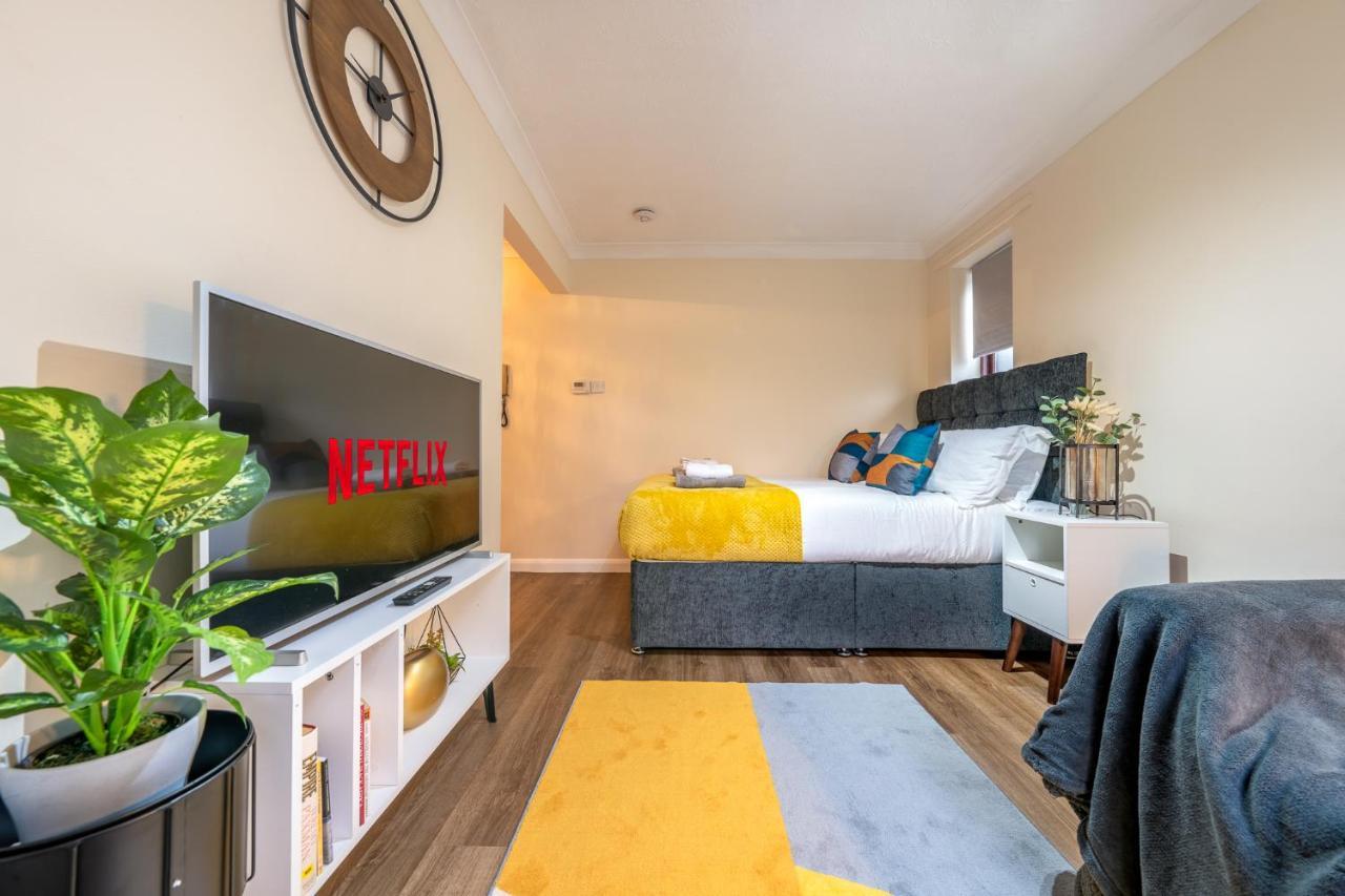 Grange Studio Apartment - Heathrow Staines-upon-Thames Eksteriør bilde
