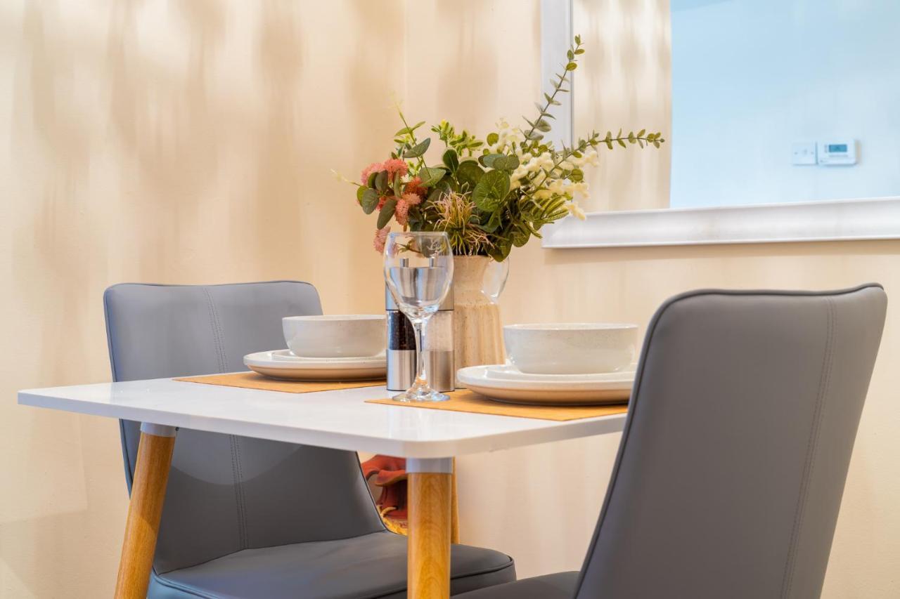 Grange Studio Apartment - Heathrow Staines-upon-Thames Eksteriør bilde