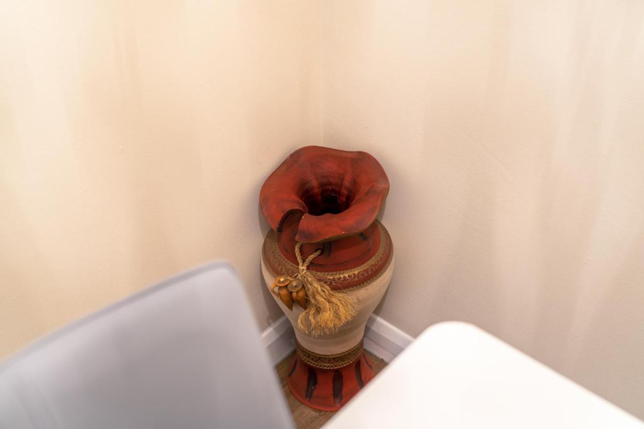 Grange Studio Apartment - Heathrow Staines-upon-Thames Eksteriør bilde