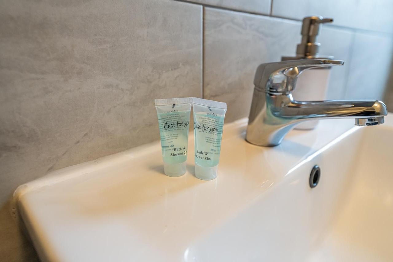 Grange Studio Apartment - Heathrow Staines-upon-Thames Eksteriør bilde
