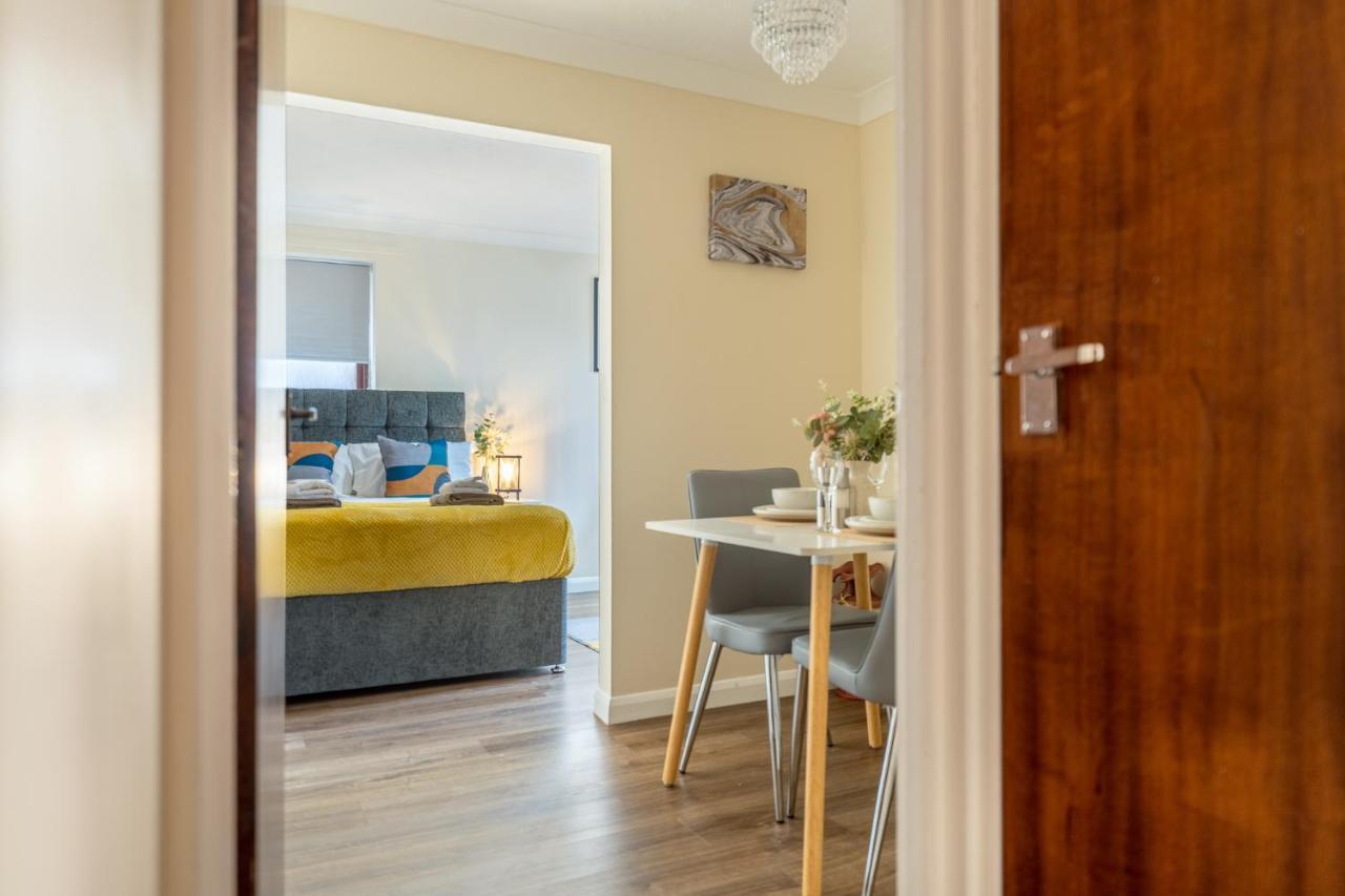 Grange Studio Apartment - Heathrow Staines-upon-Thames Eksteriør bilde