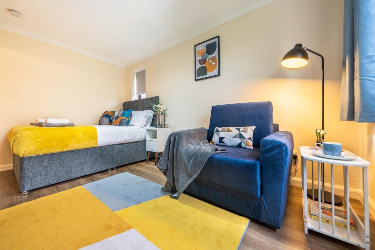 Grange Studio Apartment - Heathrow Staines-upon-Thames Eksteriør bilde