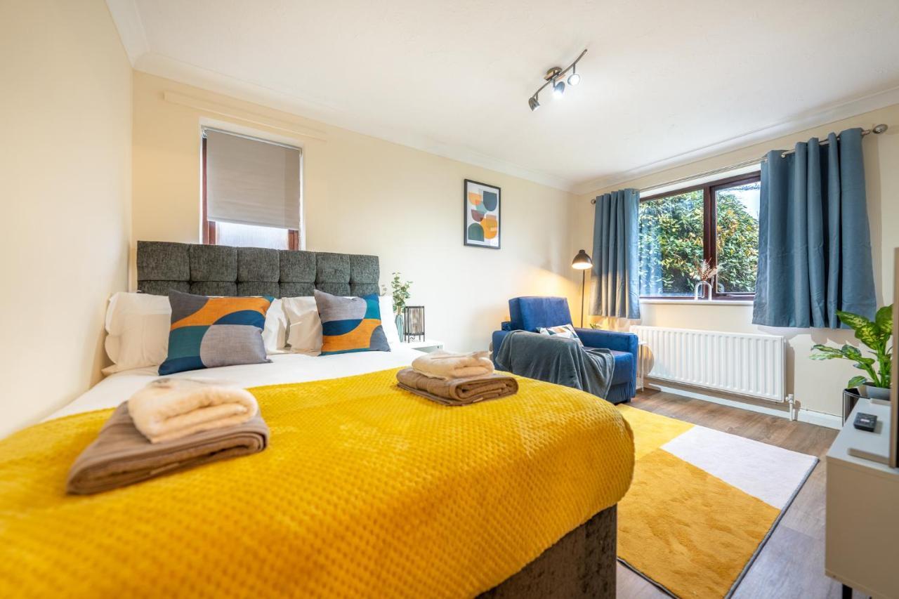 Grange Studio Apartment - Heathrow Staines-upon-Thames Eksteriør bilde