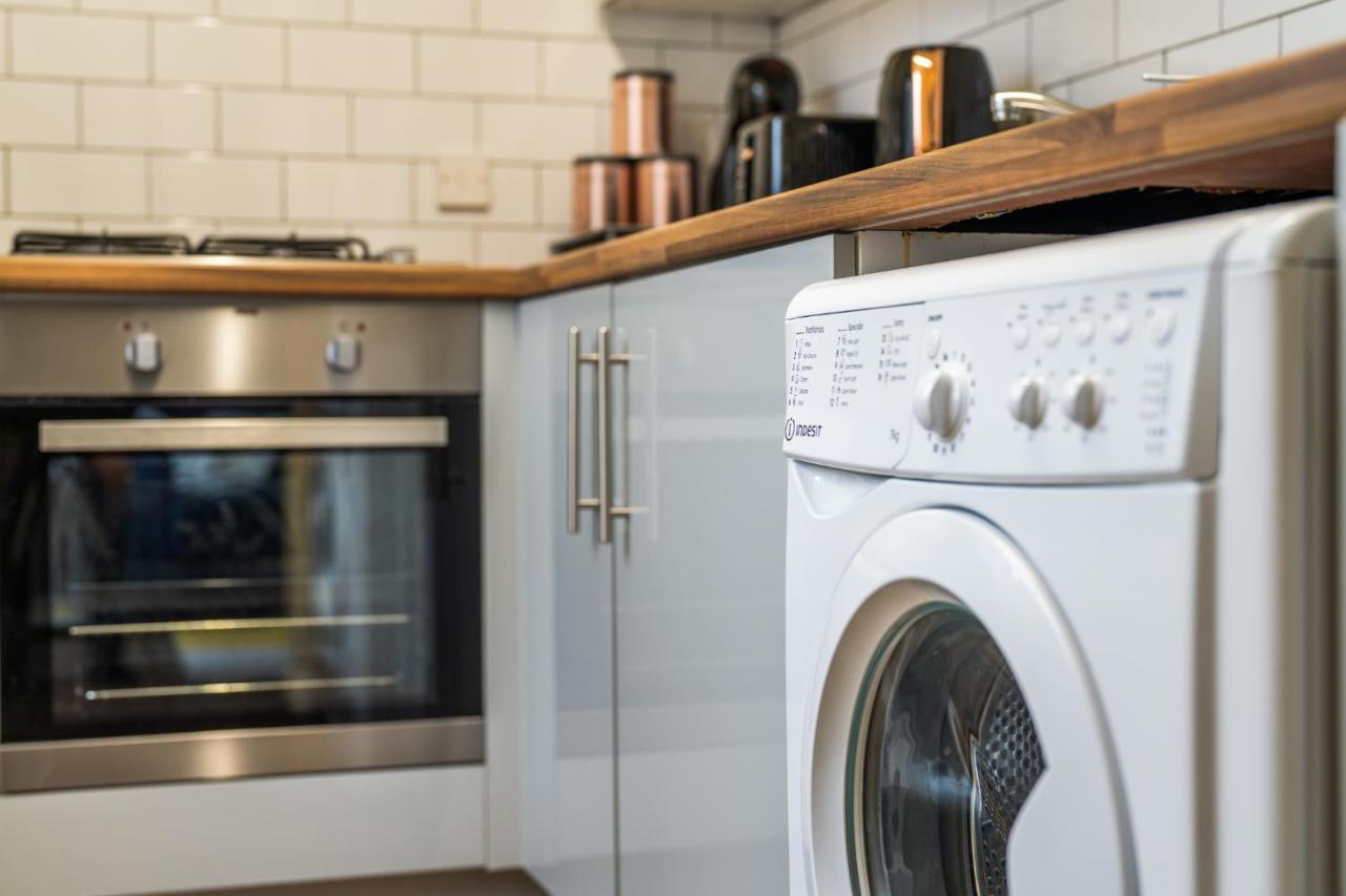 Grange Studio Apartment - Heathrow Staines-upon-Thames Eksteriør bilde