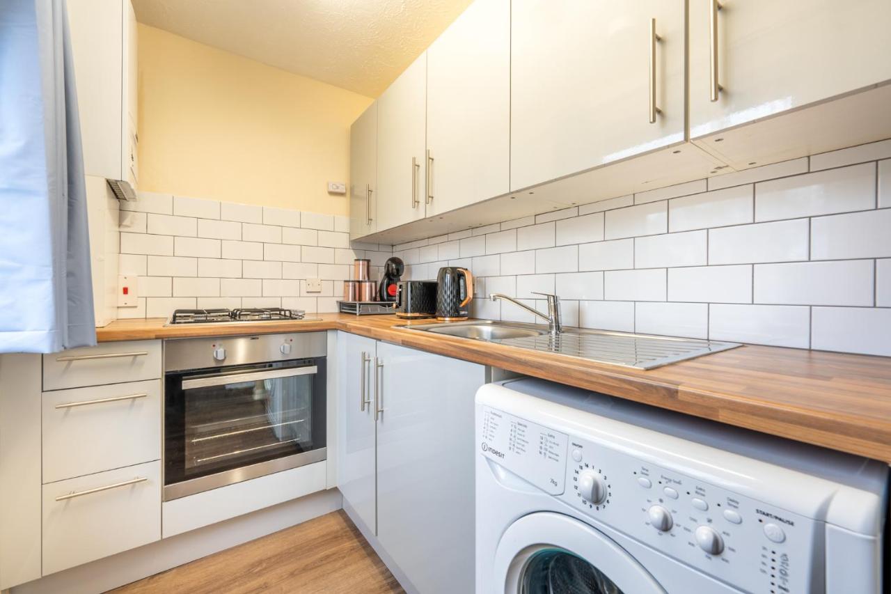Grange Studio Apartment - Heathrow Staines-upon-Thames Eksteriør bilde
