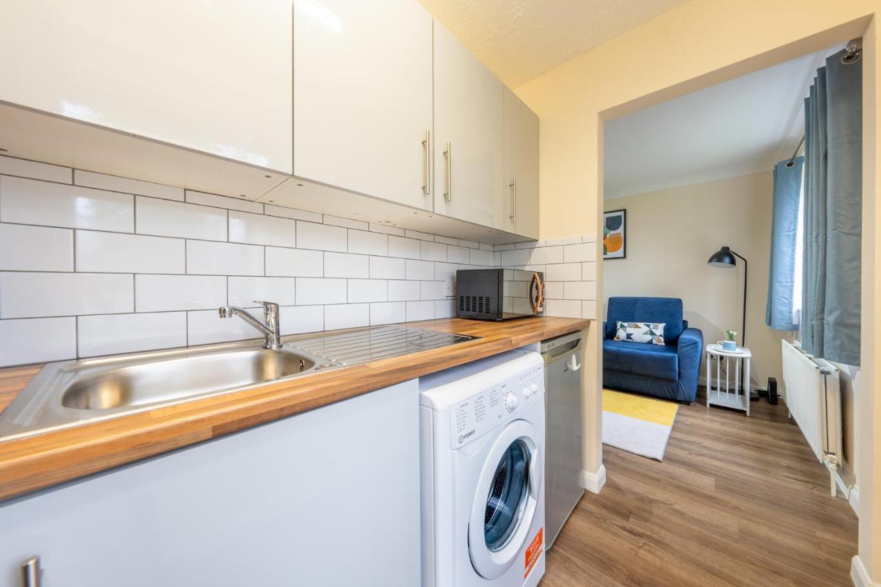 Grange Studio Apartment - Heathrow Staines-upon-Thames Eksteriør bilde